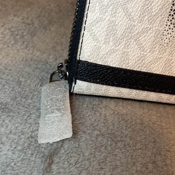 🖤🤍MICHAEL KORS🖤🤍Cooper Black/White Graphic Logo Zip-Around Wallet/NWT - Picture 8 of 12